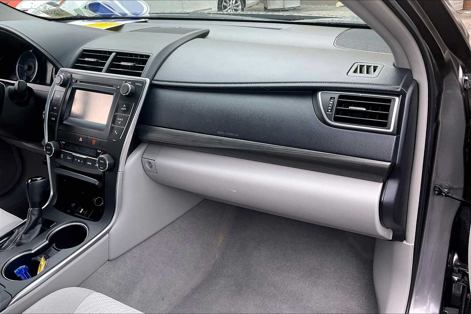 2017 Toyota Camry Hybrid LE - Photo 13