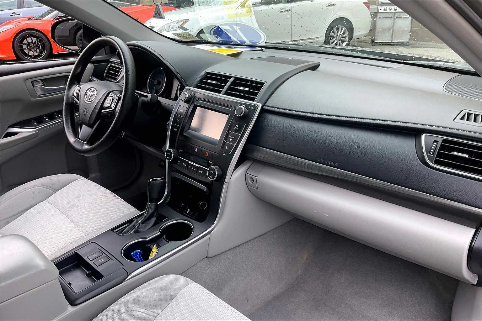 2017 Toyota Camry Hybrid LE - Photo 14