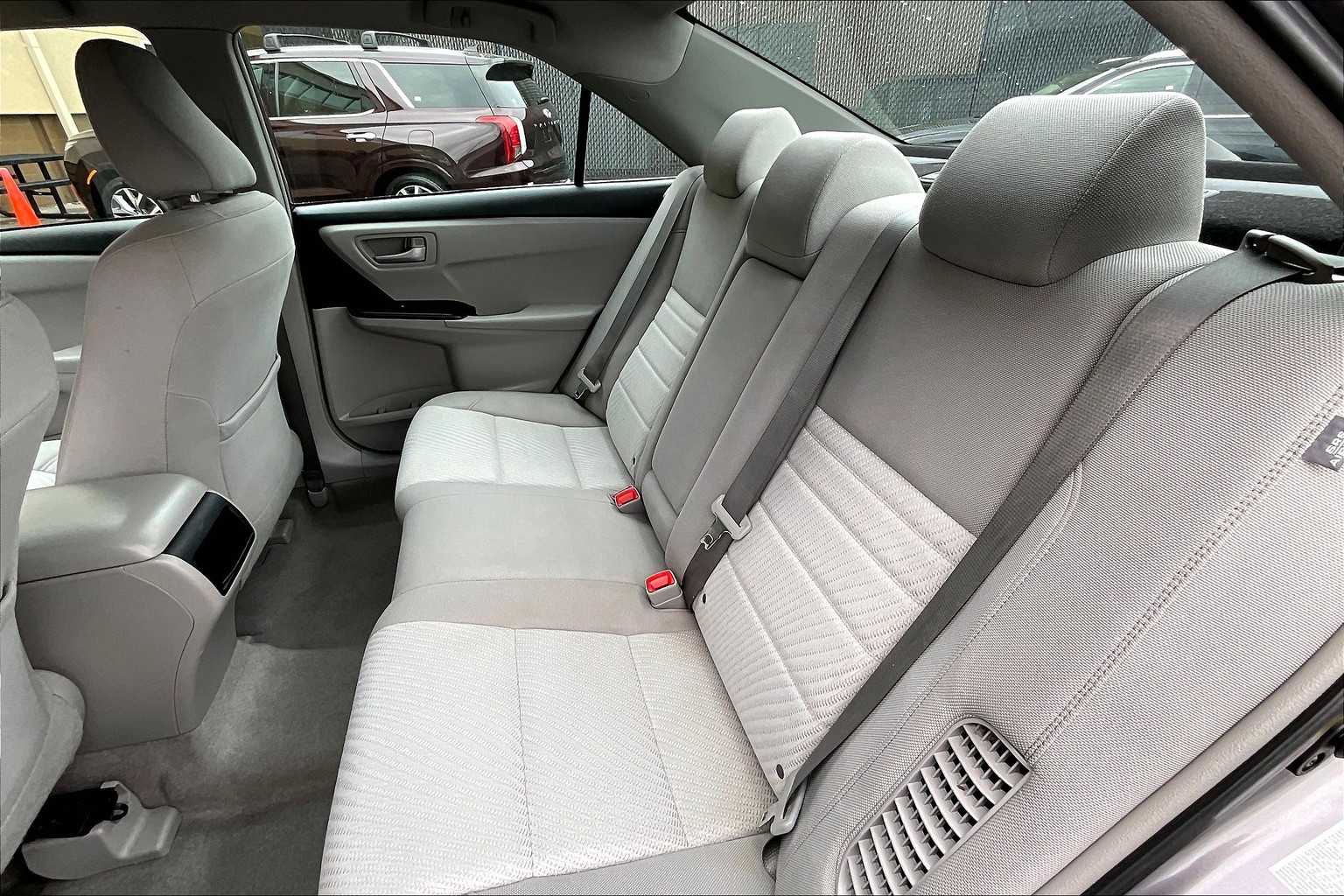 2017 Toyota Camry Hybrid LE - Photo 15