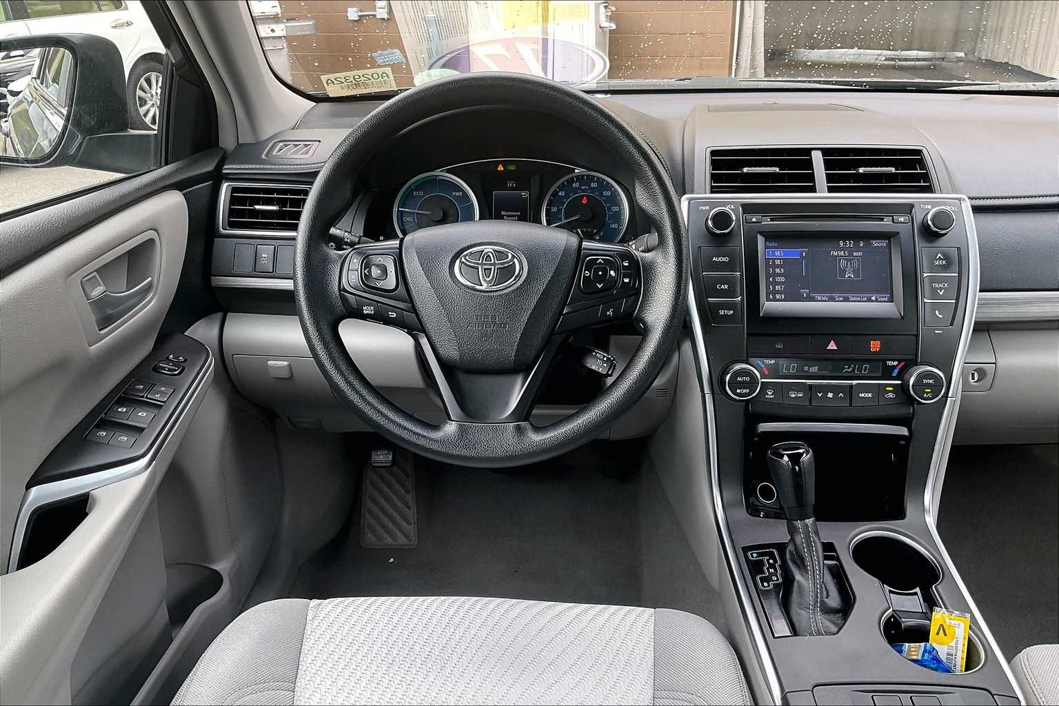 2017 Toyota Camry Hybrid LE - Photo 17