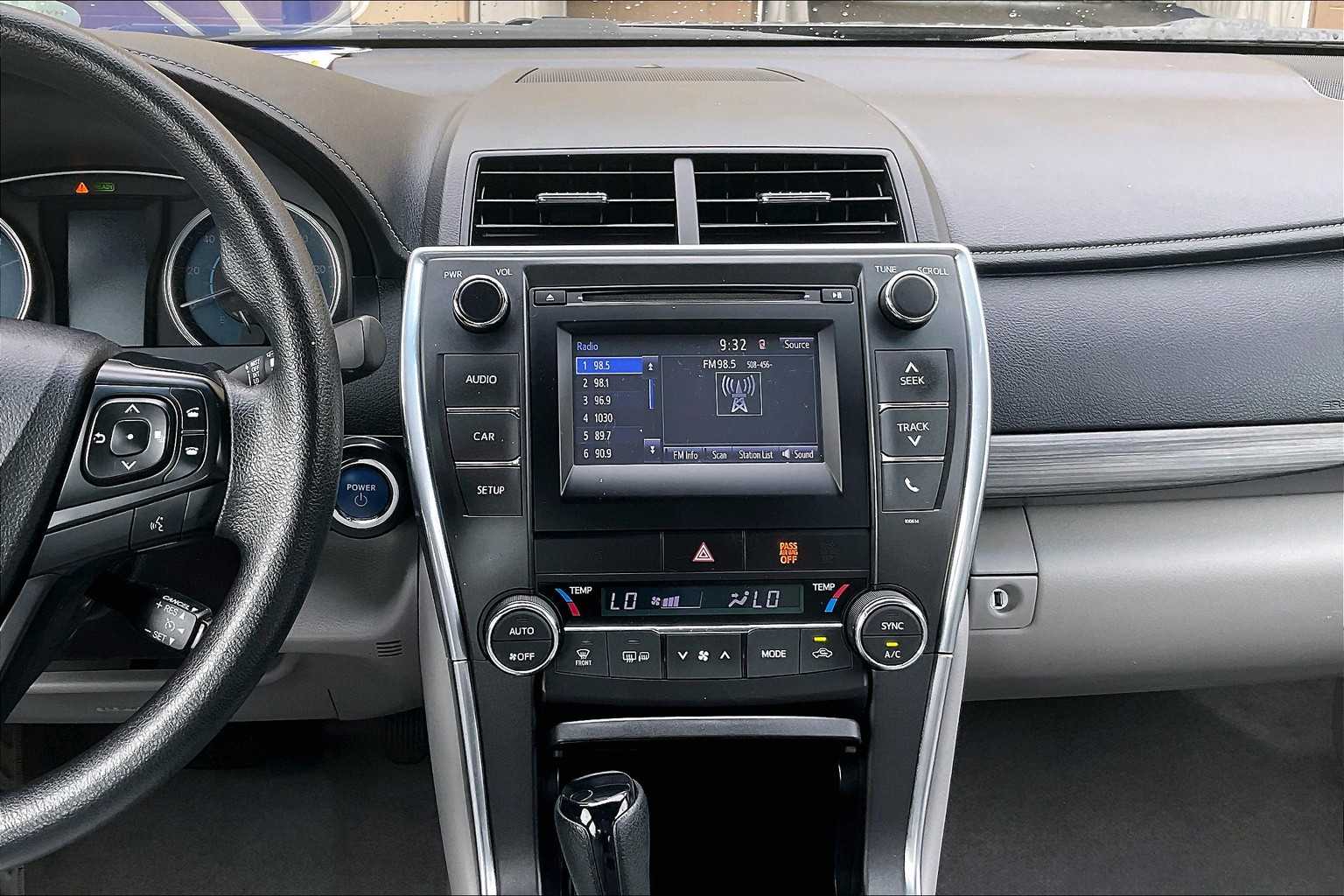 2017 Toyota Camry Hybrid LE - Photo 18