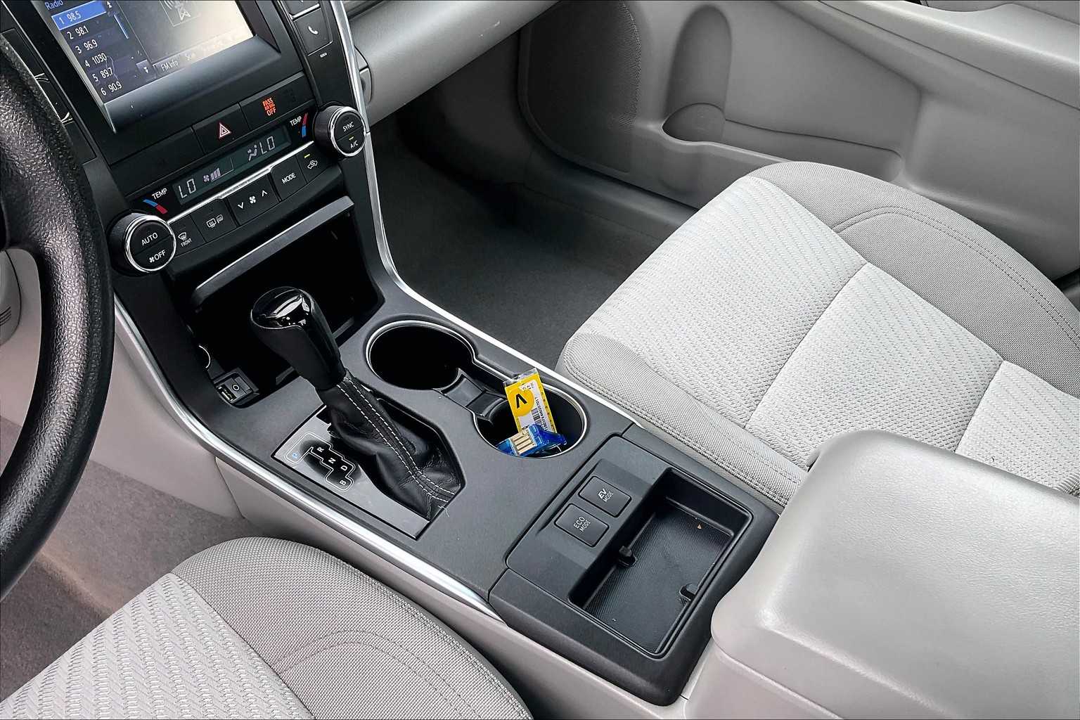 2017 Toyota Camry Hybrid LE - Photo 20