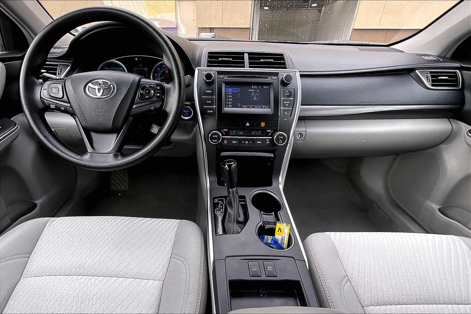 2017 Toyota Camry Hybrid LE - Photo 21