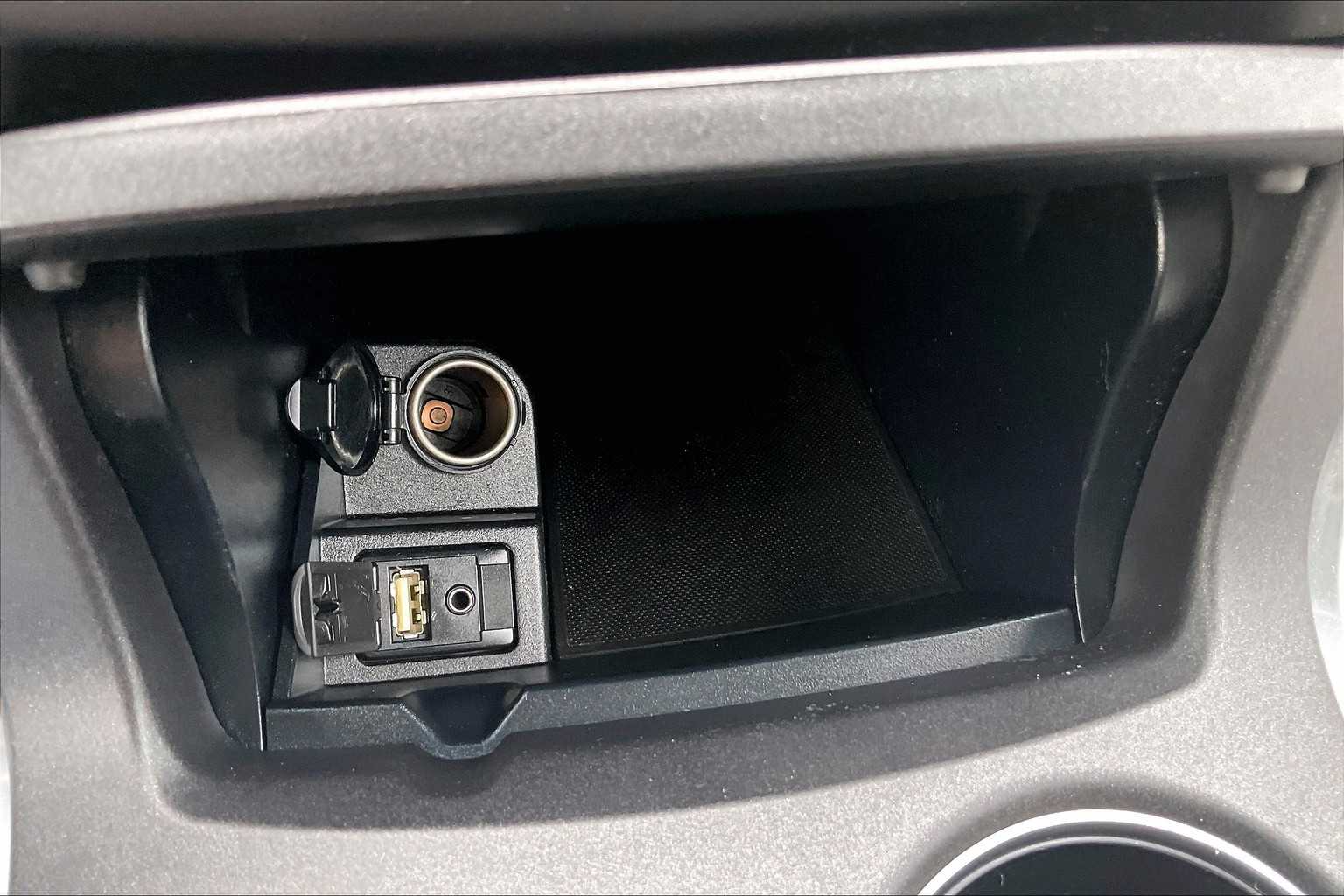 2017 Toyota Camry Hybrid LE - Photo 26