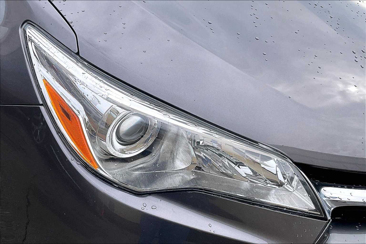 2017 Toyota Camry Hybrid LE - Photo 31