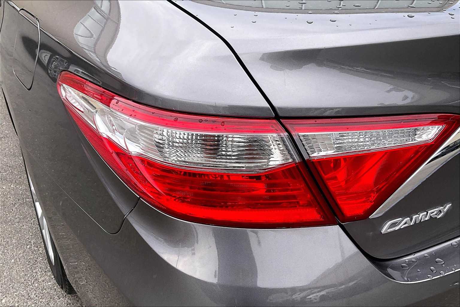 2017 Toyota Camry Hybrid LE - Photo 32