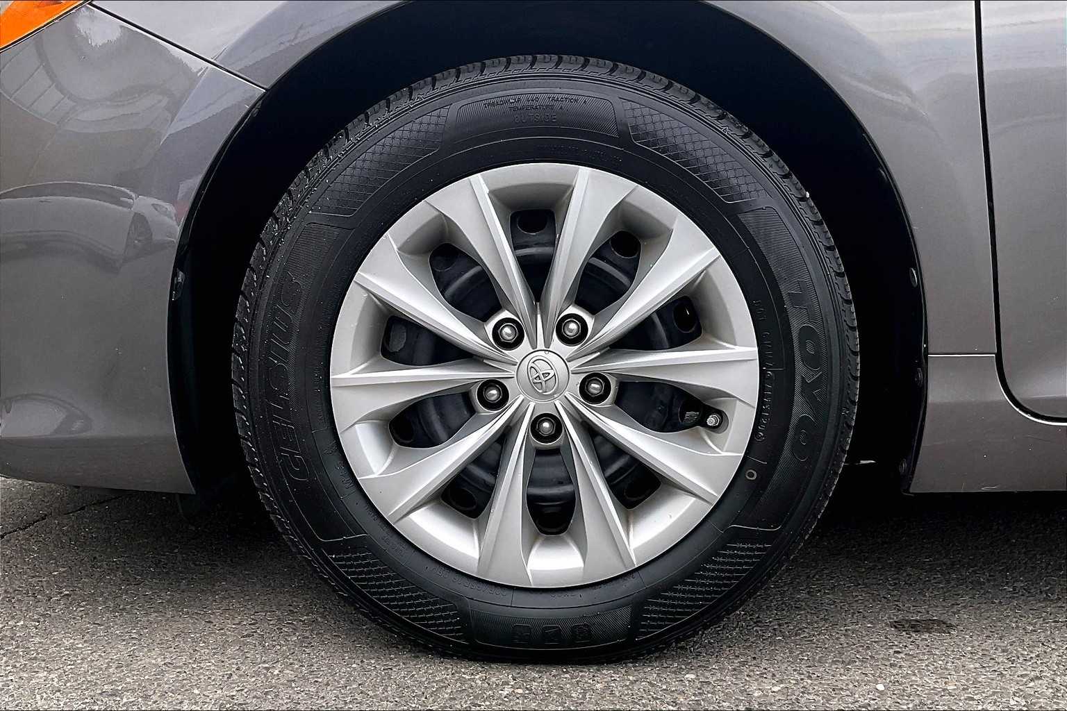 2017 Toyota Camry Hybrid LE - Photo 7