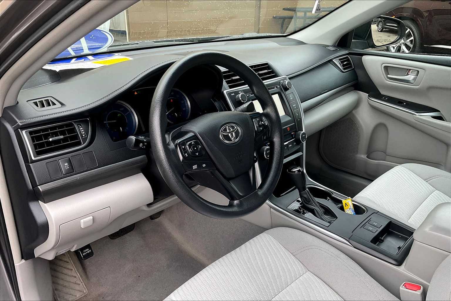 2017 Toyota Camry Hybrid LE - Photo 8
