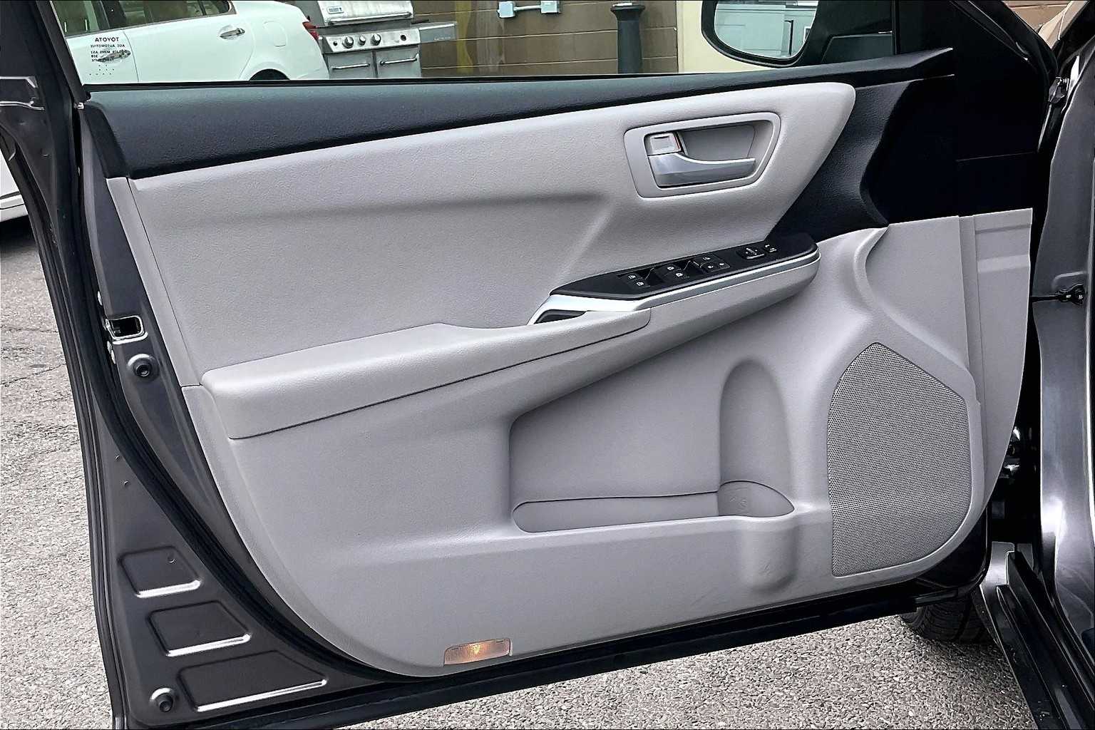2017 Toyota Camry Hybrid LE - Photo 9
