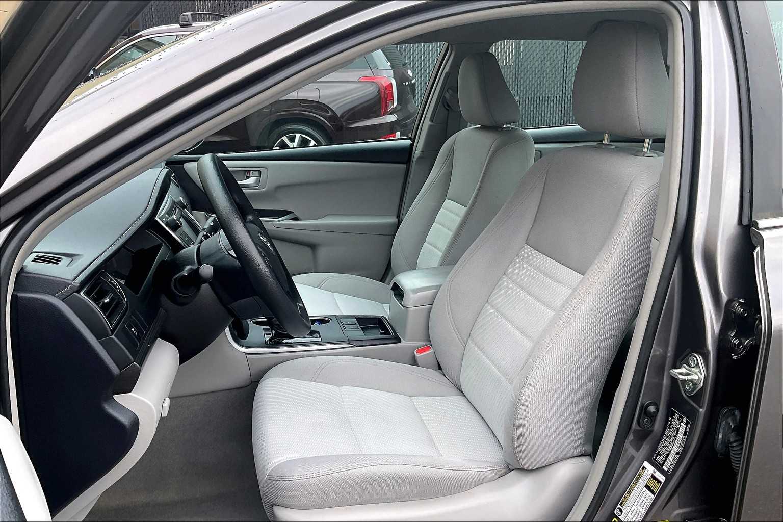 2017 Toyota Camry Hybrid LE - Photo 10