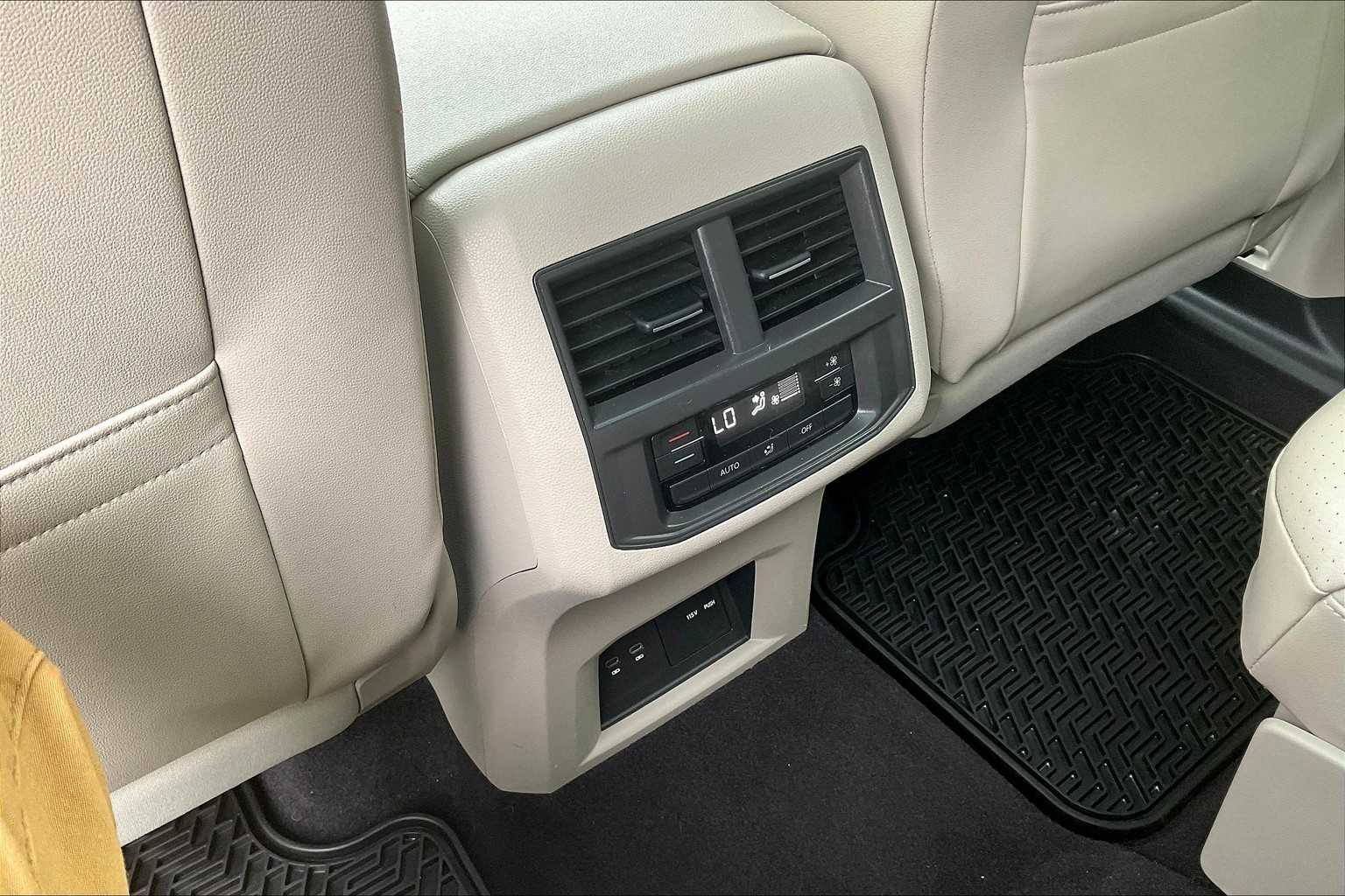 2021 Volkswagen Atlas 3.6L V6 SE w/Technology R-Line - Photo 29