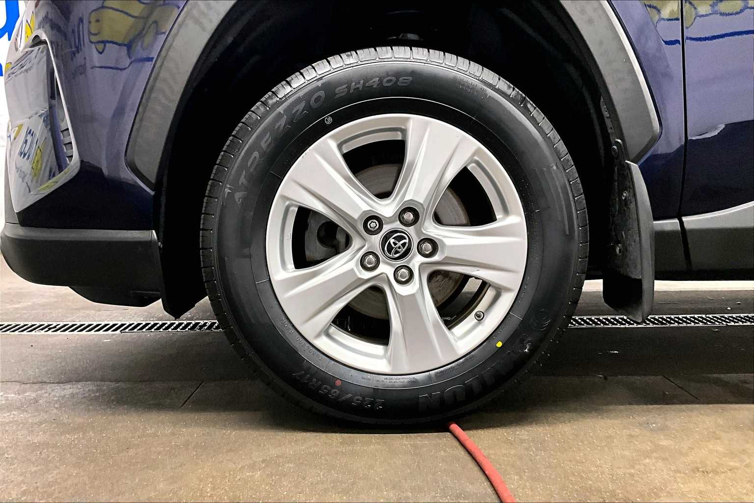 2019 Toyota RAV4 XLE - Photo 7