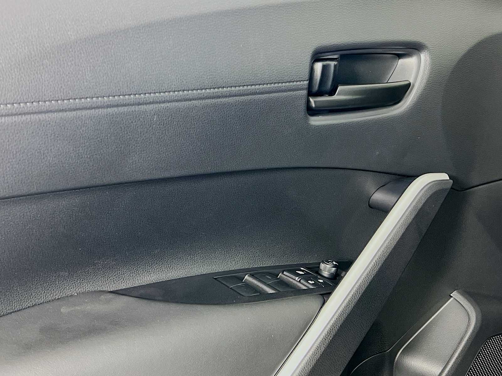 2026 Toyota Corolla Cross LE - Photo 16