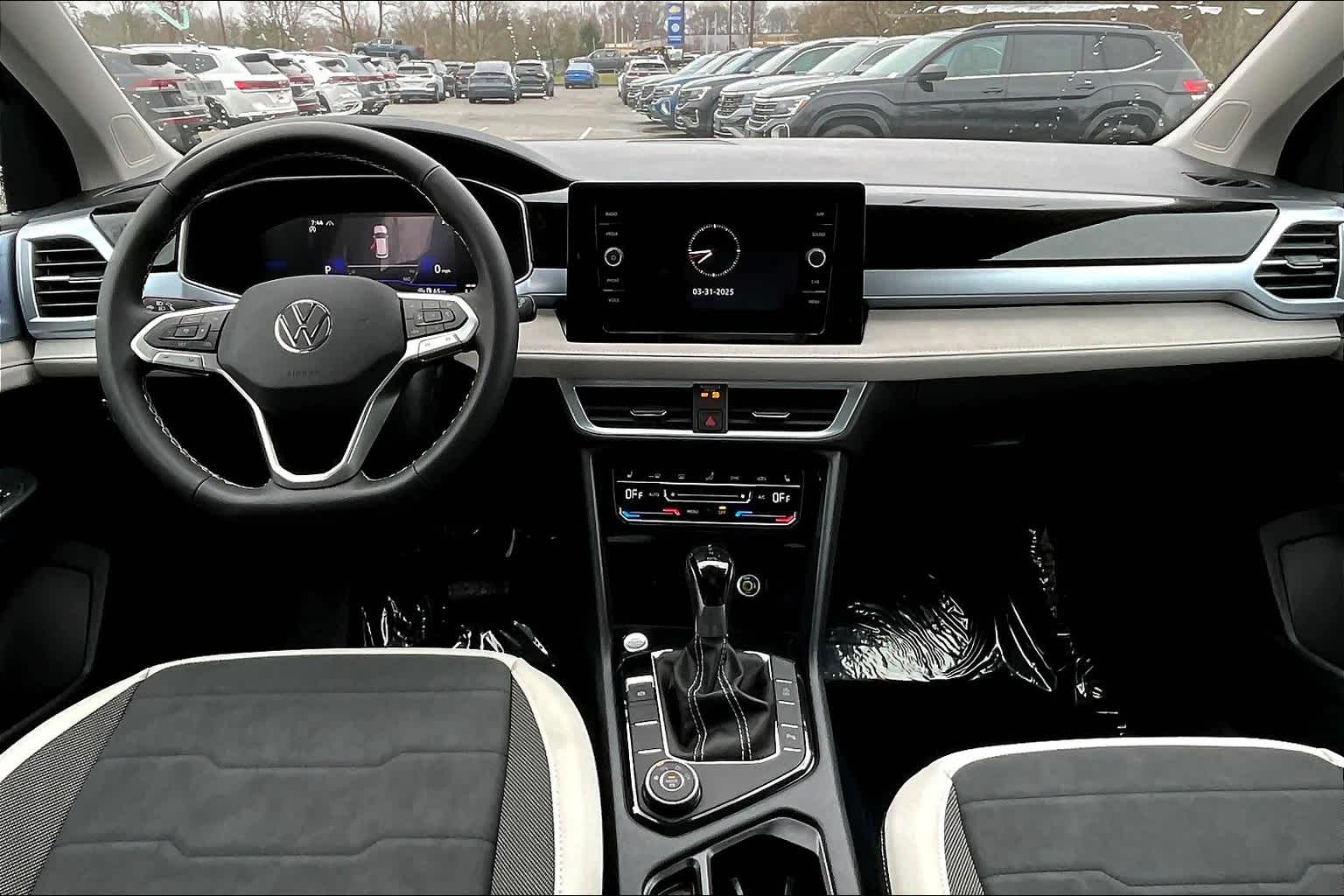 2025 Volkswagen Taos SE - Photo 12