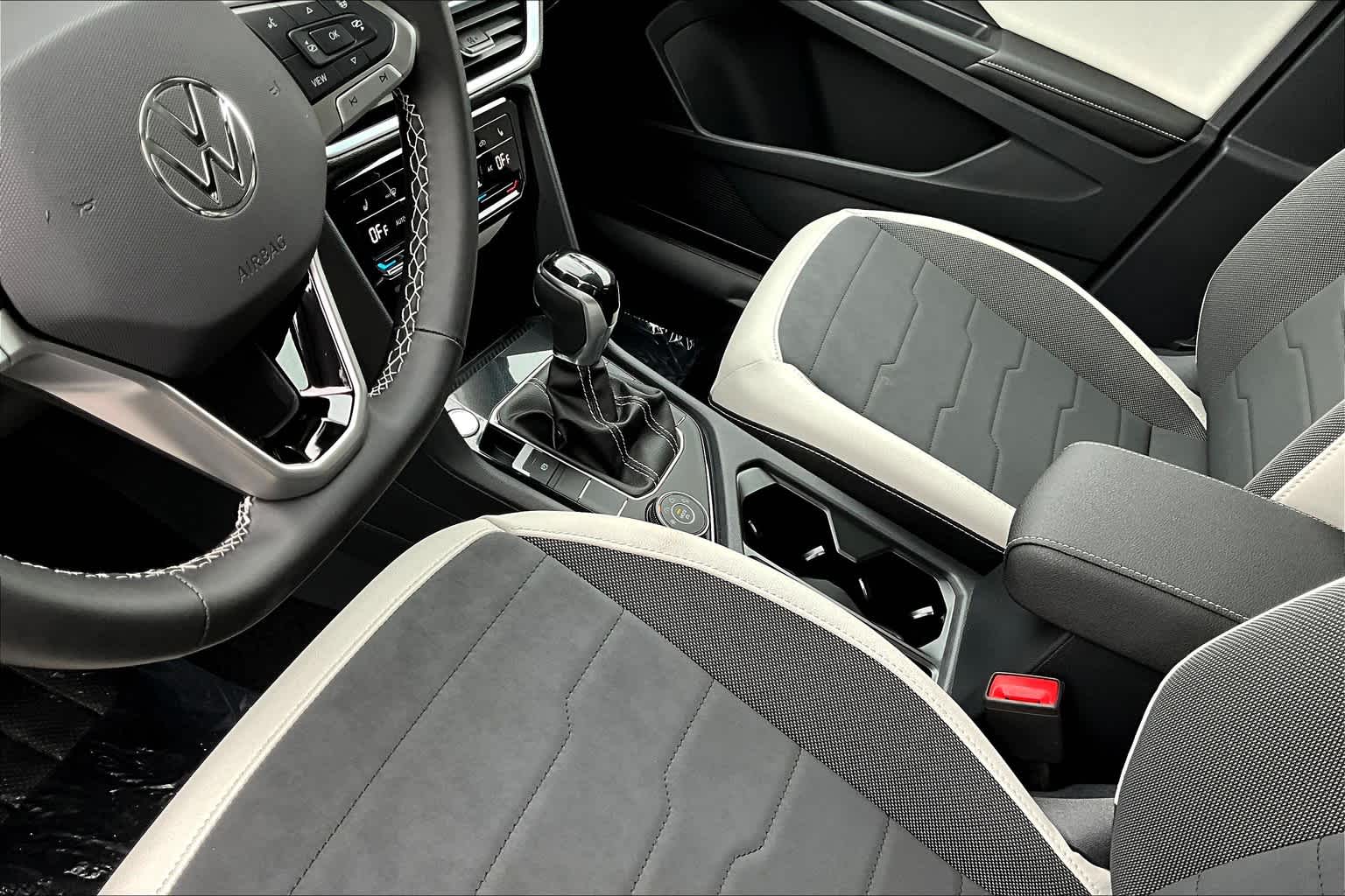 2025 Volkswagen Taos SE - Photo 14