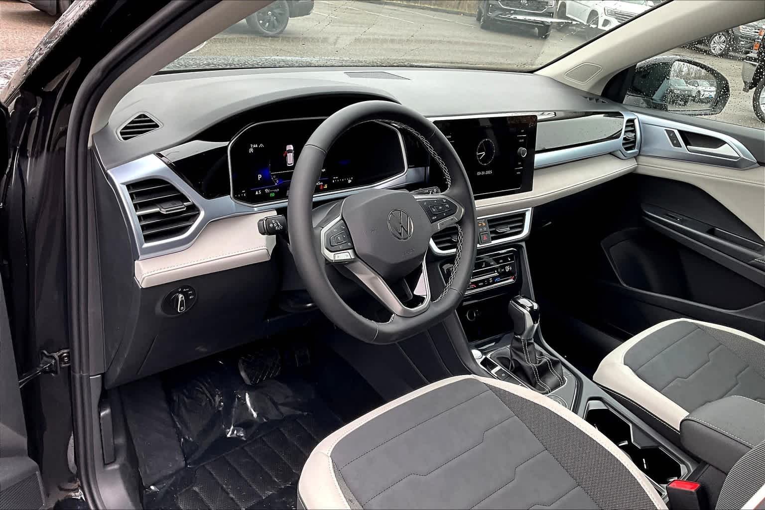 2025 Volkswagen Taos SE - Photo 9