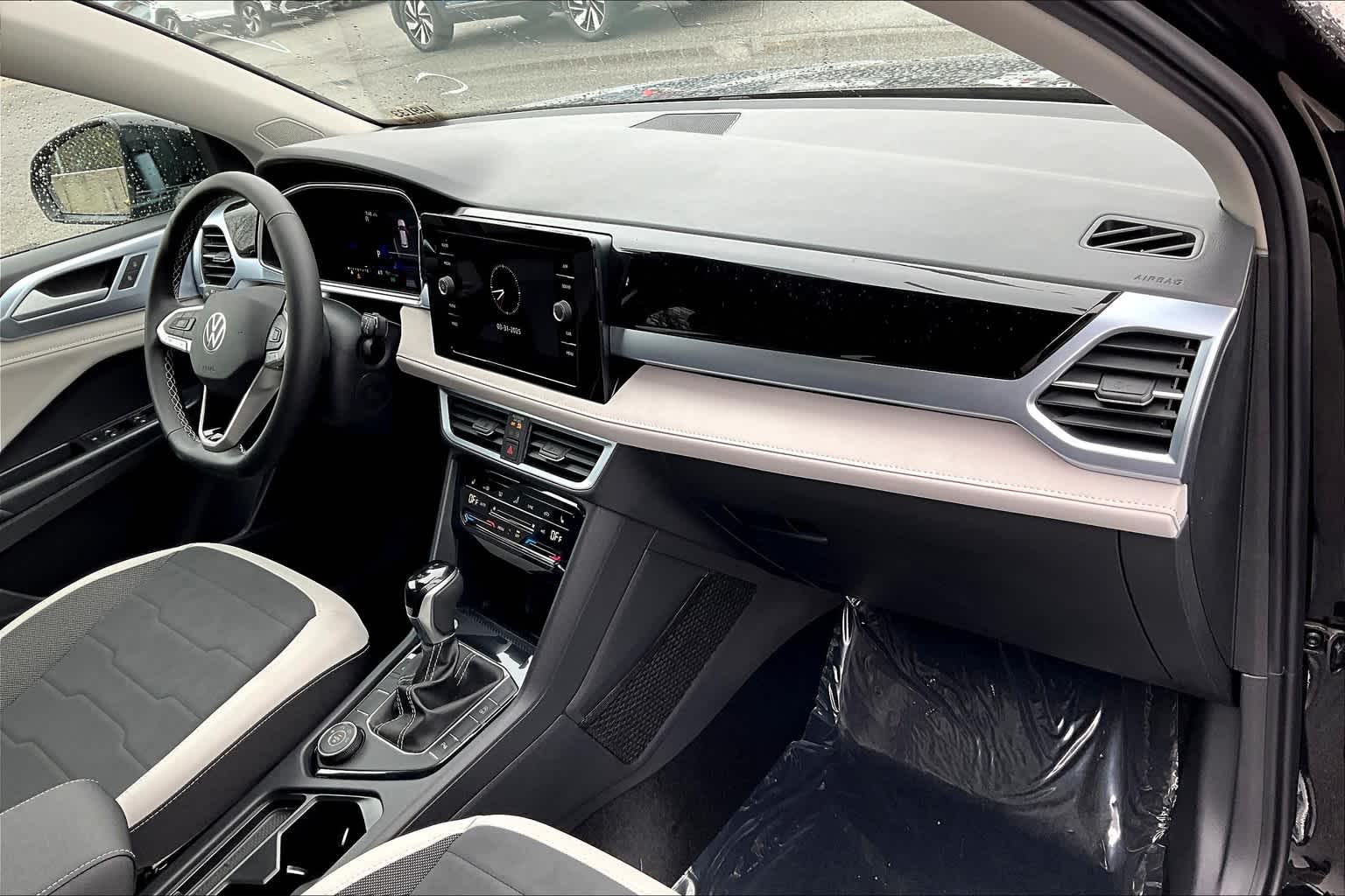 2025 Volkswagen Taos SE - Photo 10