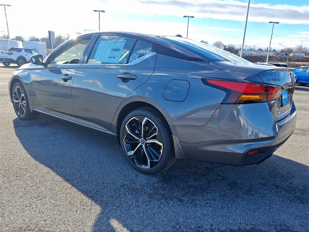2025 Nissan Altima 2.5 SR - Photo 3