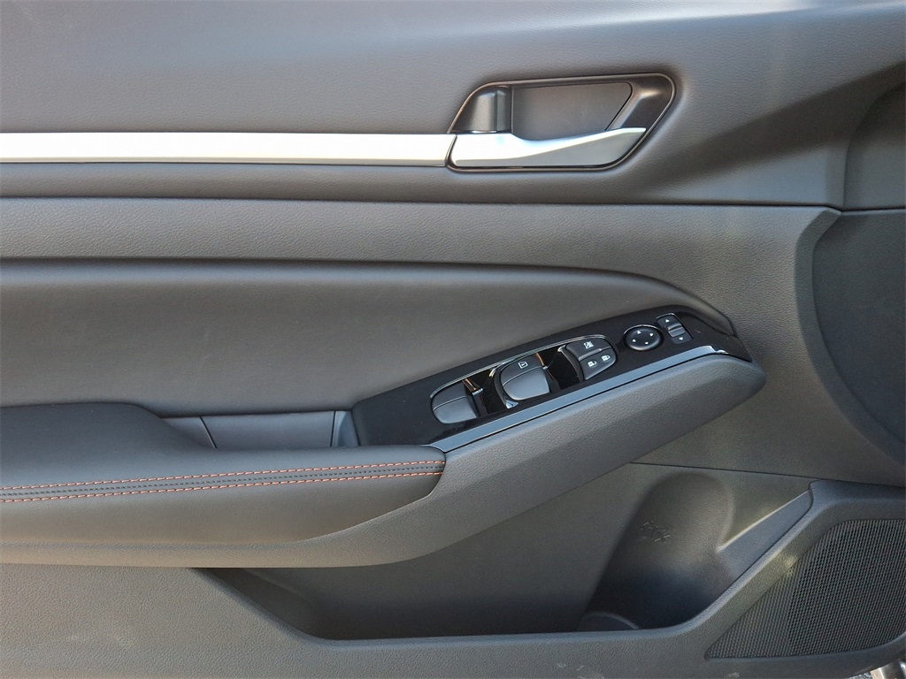 2025 Nissan Altima 2.5 SR - Photo 8
