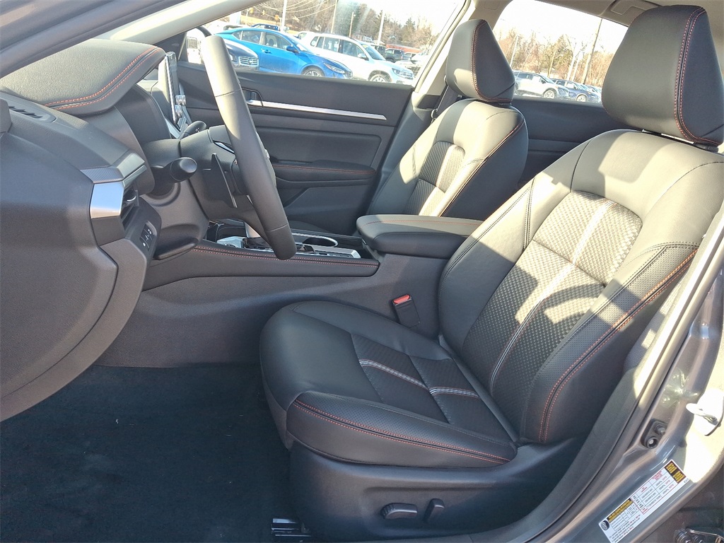 2025 Nissan Altima 2.5 SR - Photo 9
