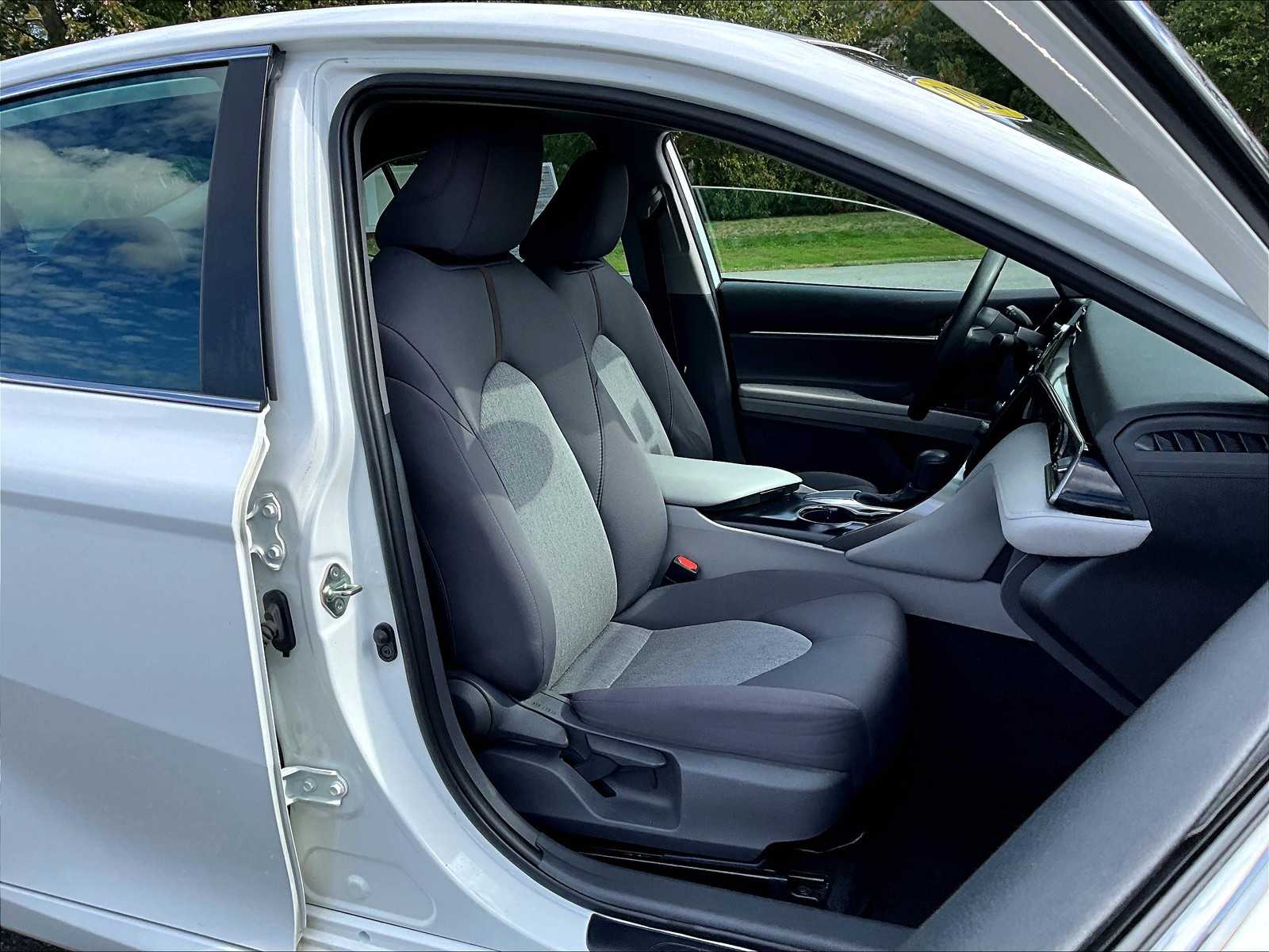 2020 Toyota Camry LE - Photo 11