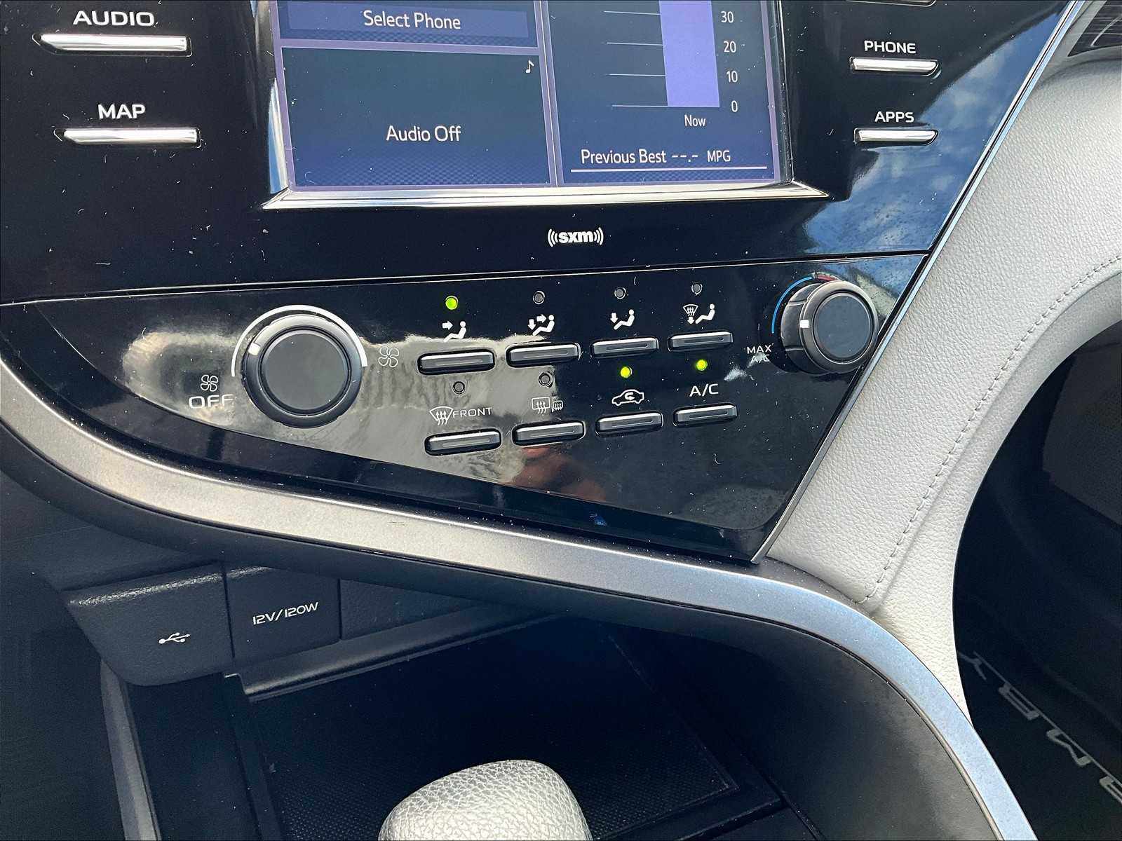 2020 Toyota Camry LE - Photo 26