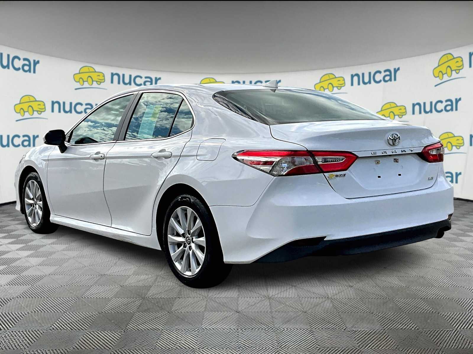 2020 Toyota Camry LE - Photo 4