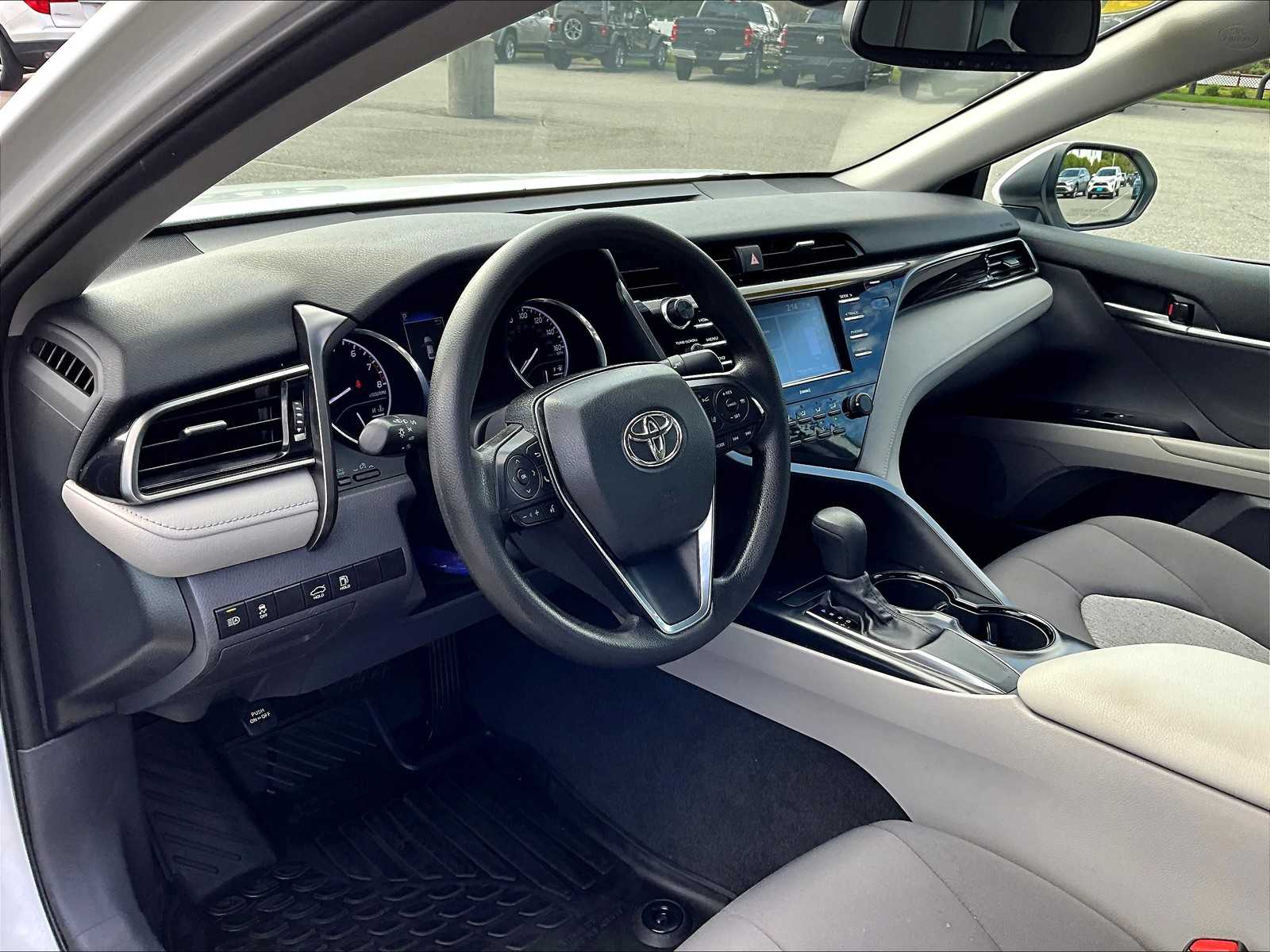 2020 Toyota Camry LE - Photo 8