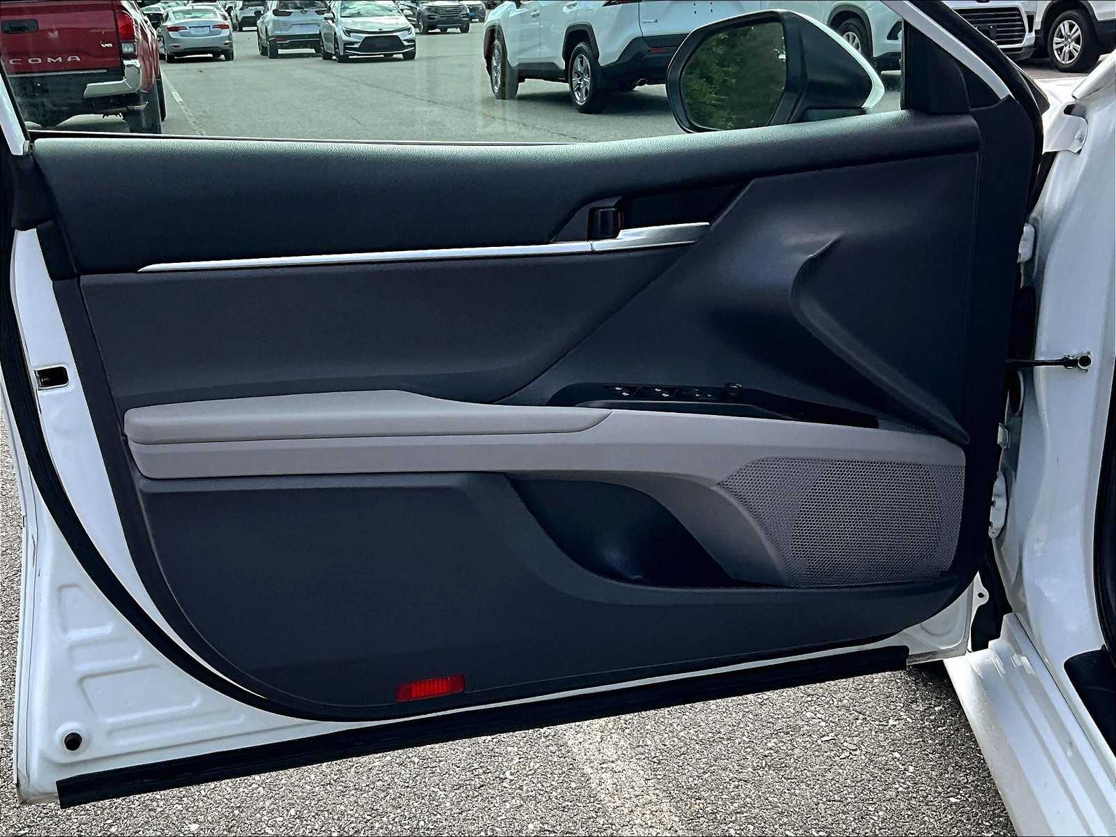 2020 Toyota Camry LE - Photo 9