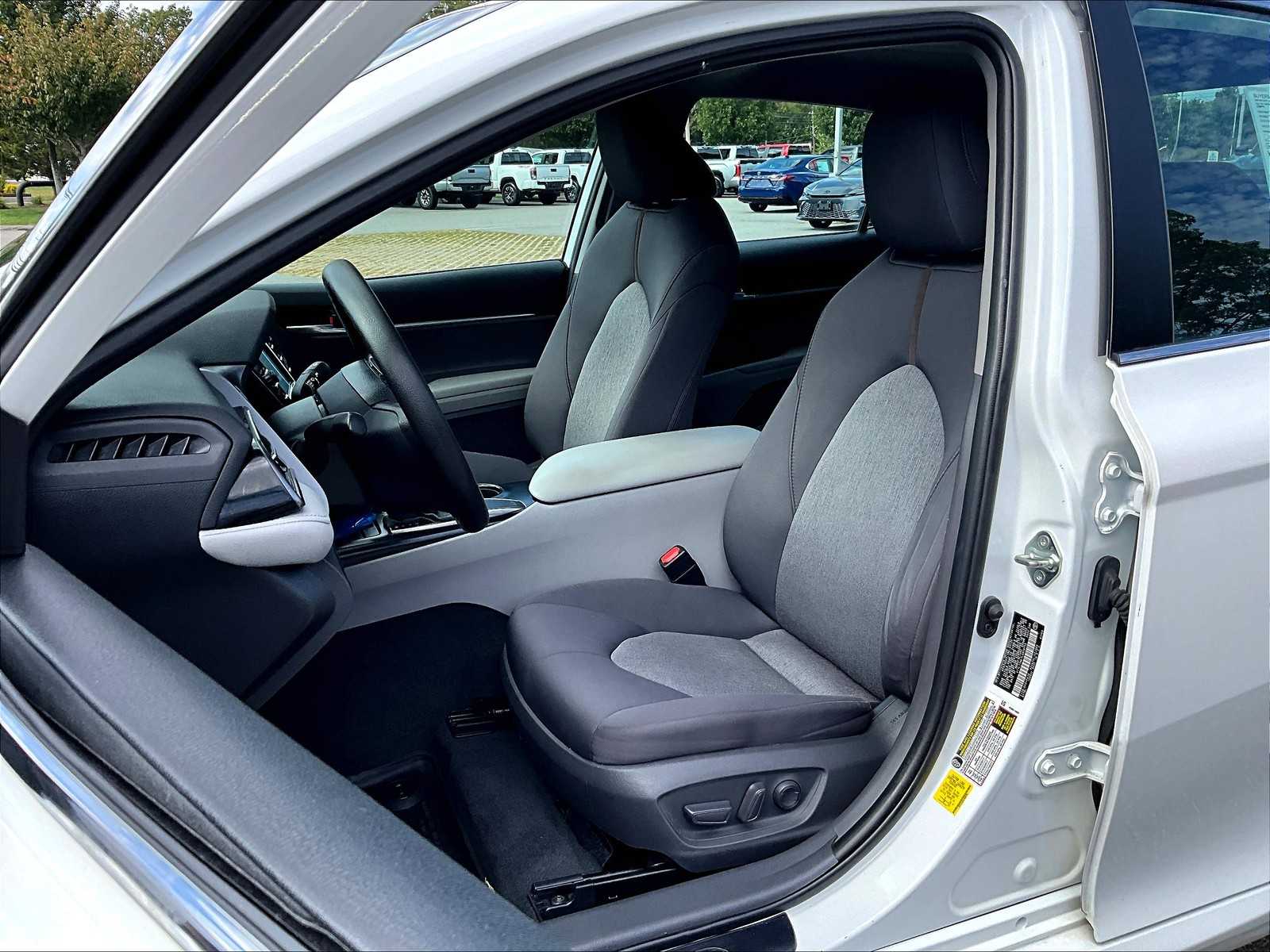 2020 Toyota Camry LE - Photo 10