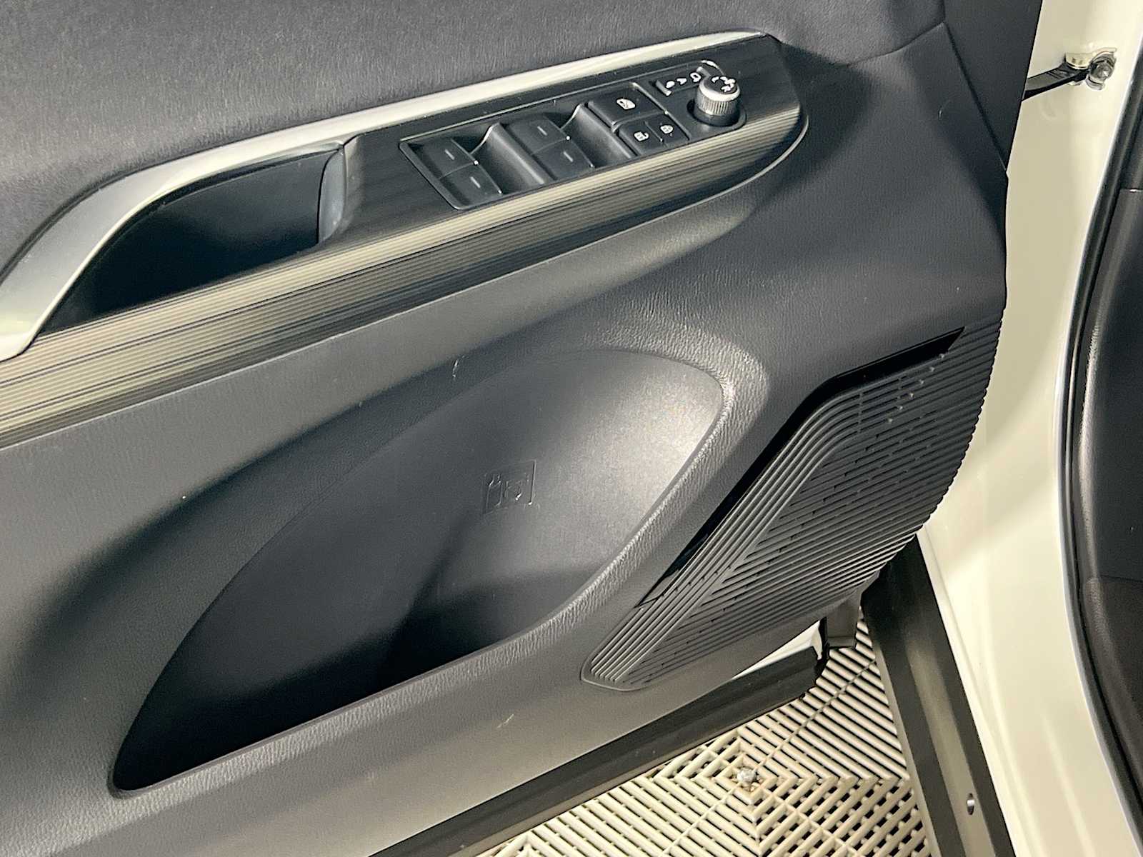 2022 Toyota Venza Limited - Photo 18