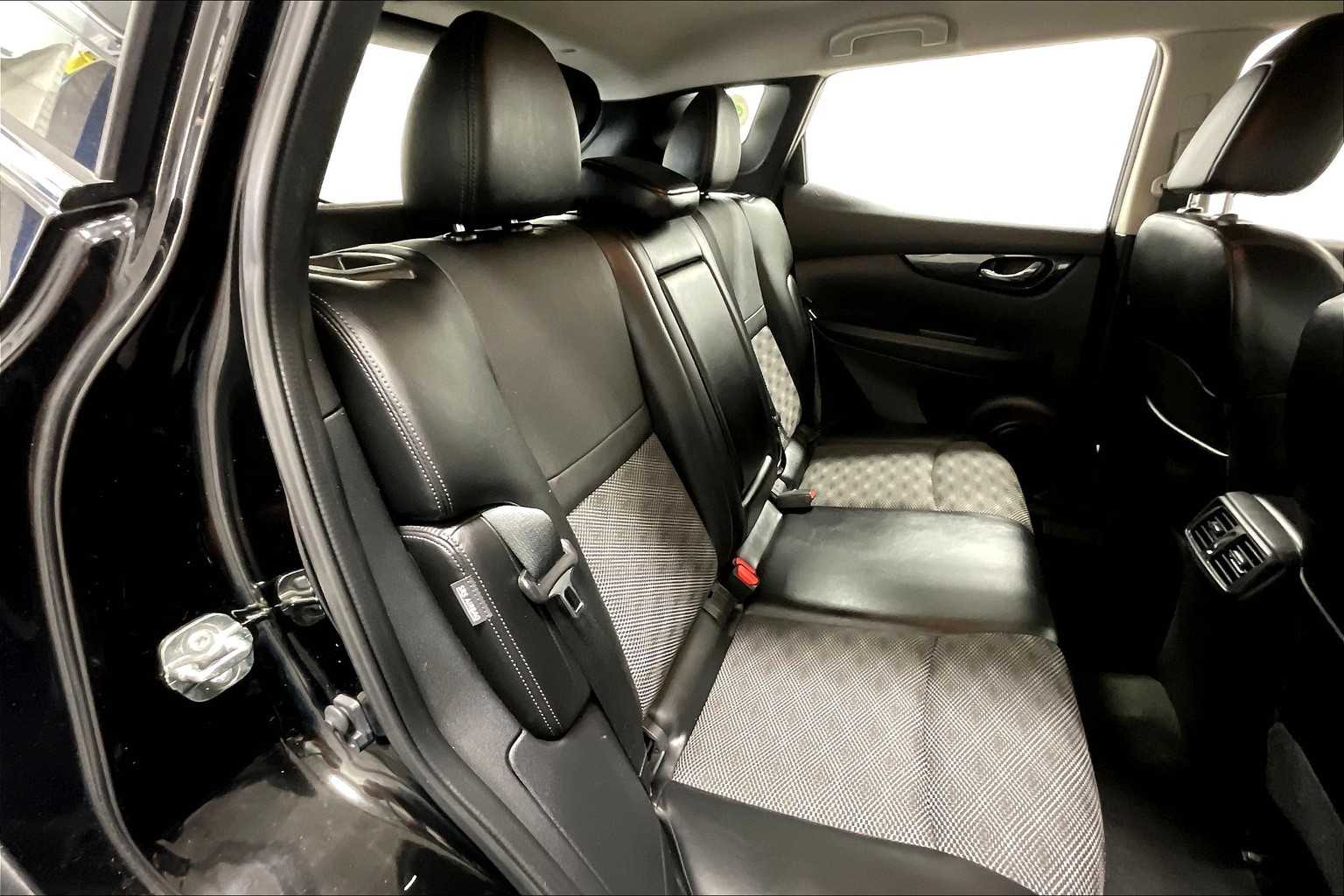 2021 Nissan Rogue Sport SV - Photo 16