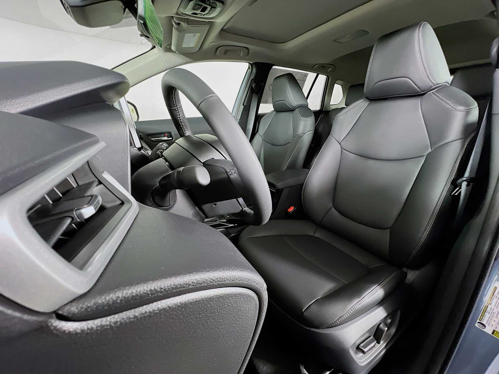 2025 Toyota Corolla Cross XLE - Photo 12