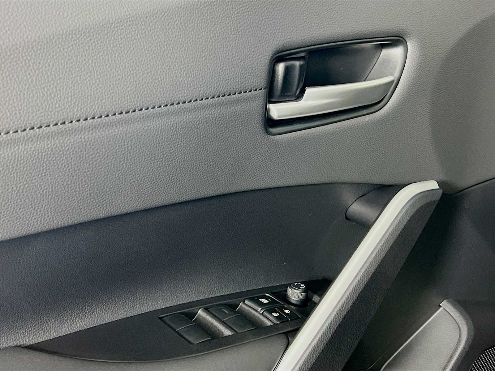 2025 Toyota Corolla Cross XLE - Photo 16