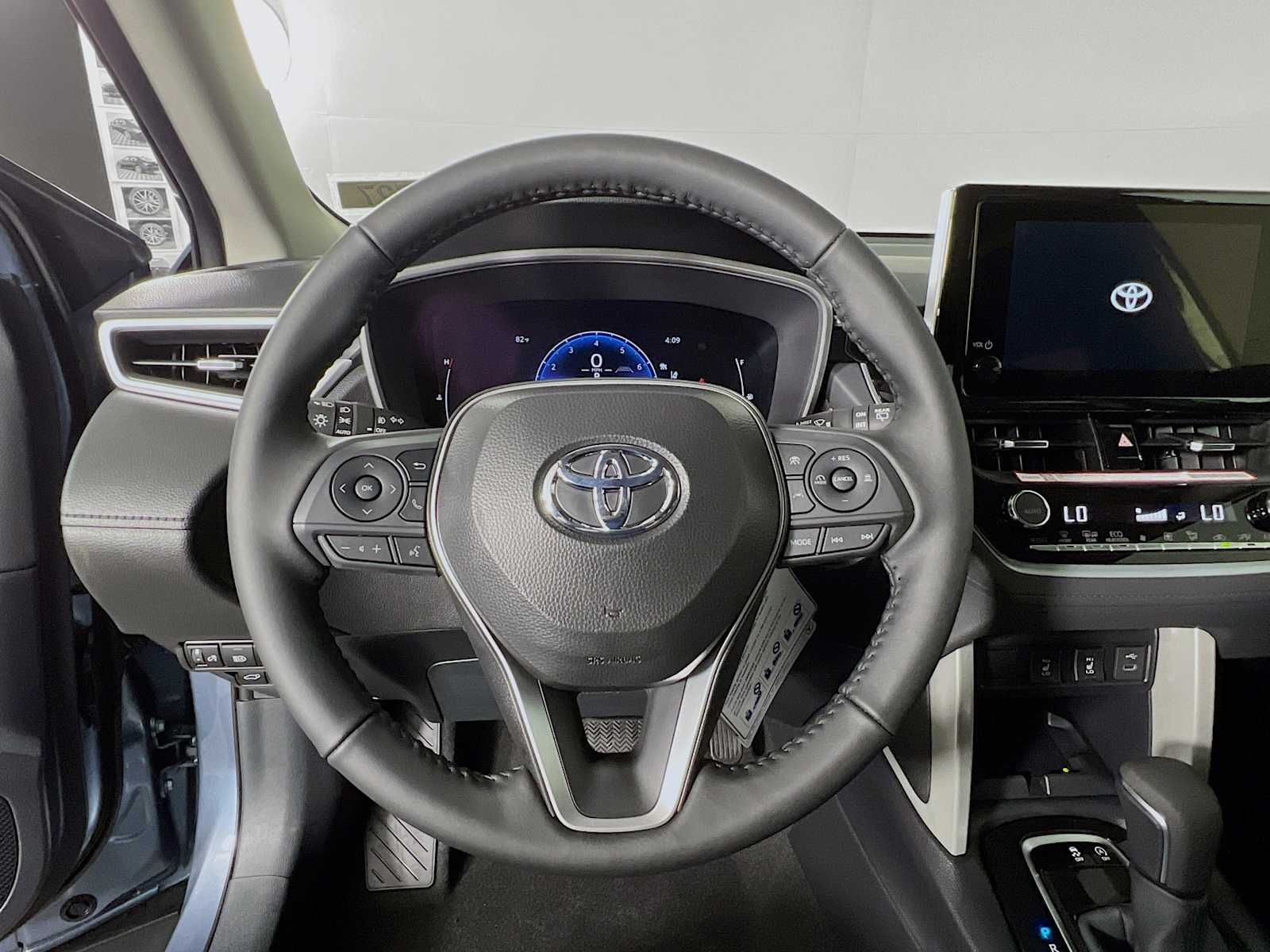 2025 Toyota Corolla Cross XLE - Photo 7