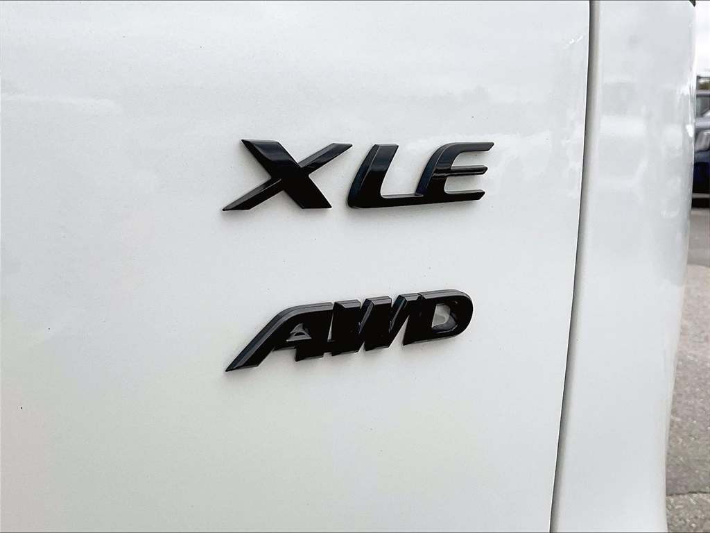 2024 Toyota Corolla Cross XLE - Photo 27