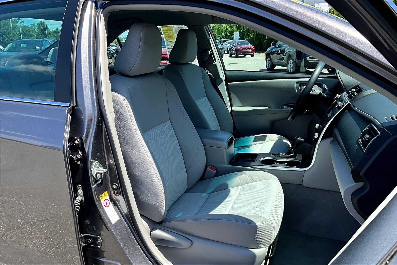 2016 Toyota Camry LE - Photo 11