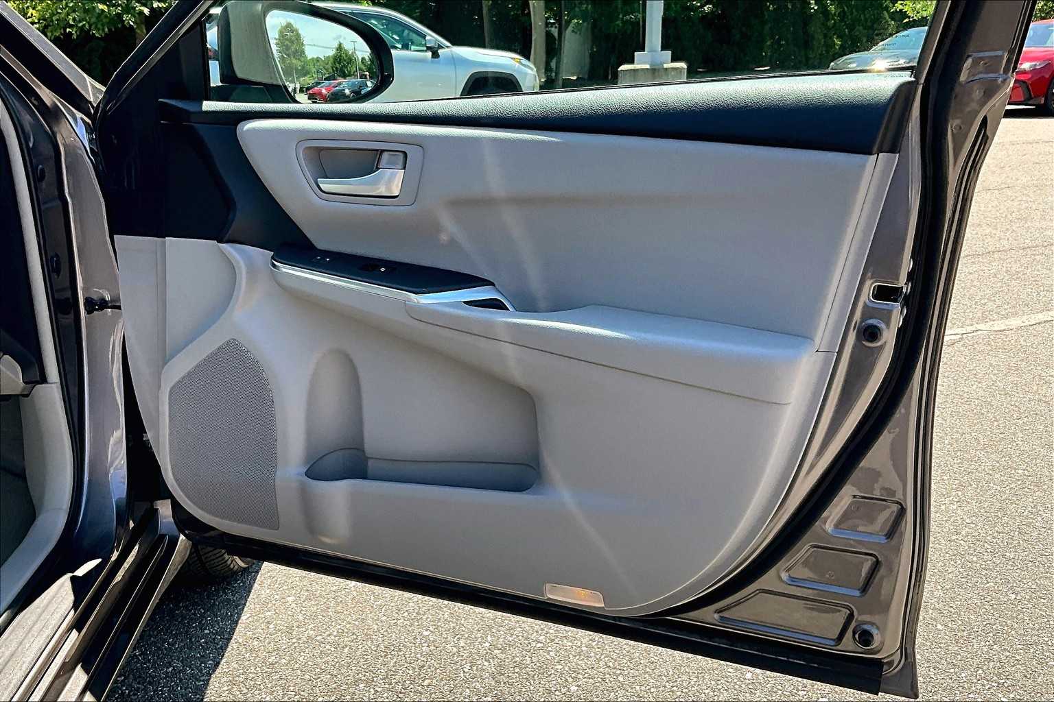 2016 Toyota Camry LE - Photo 12