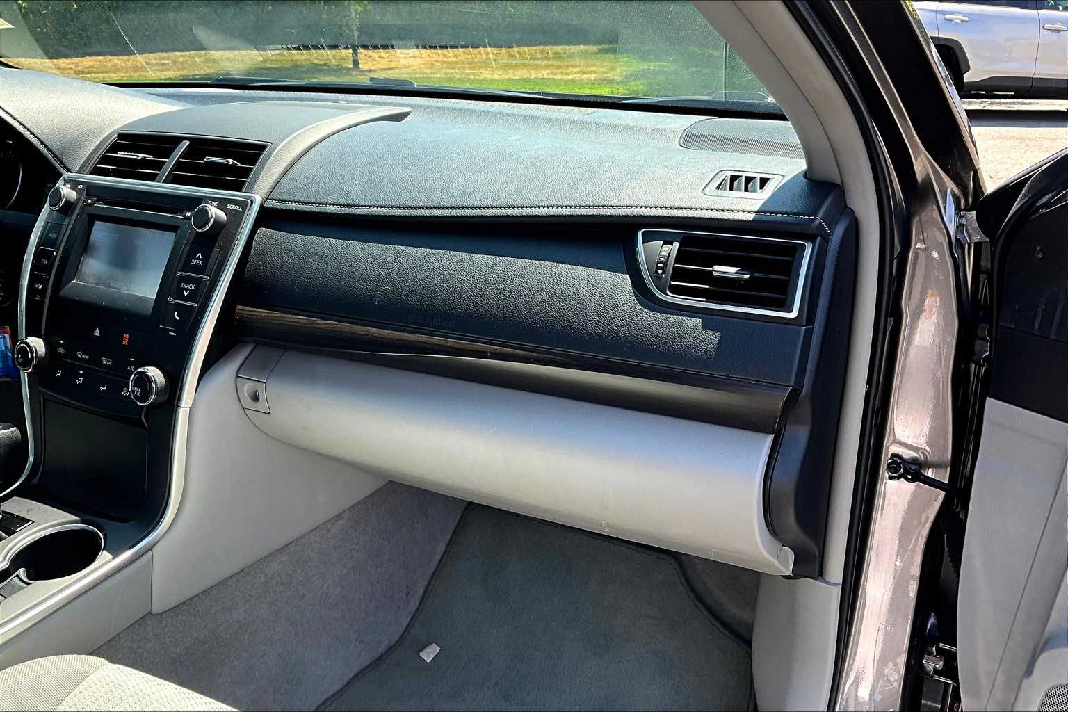2016 Toyota Camry LE - Photo 13