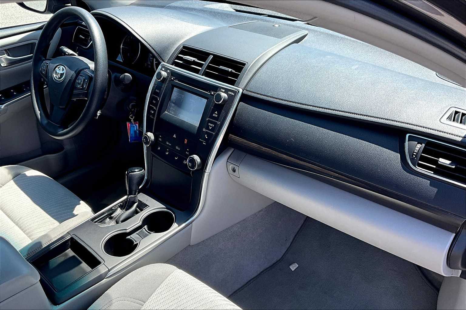 2016 Toyota Camry LE - Photo 14