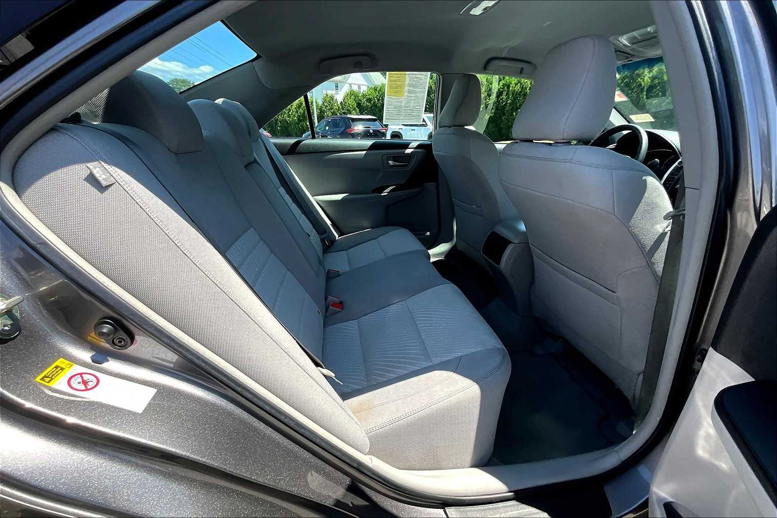 2016 Toyota Camry LE - Photo 16