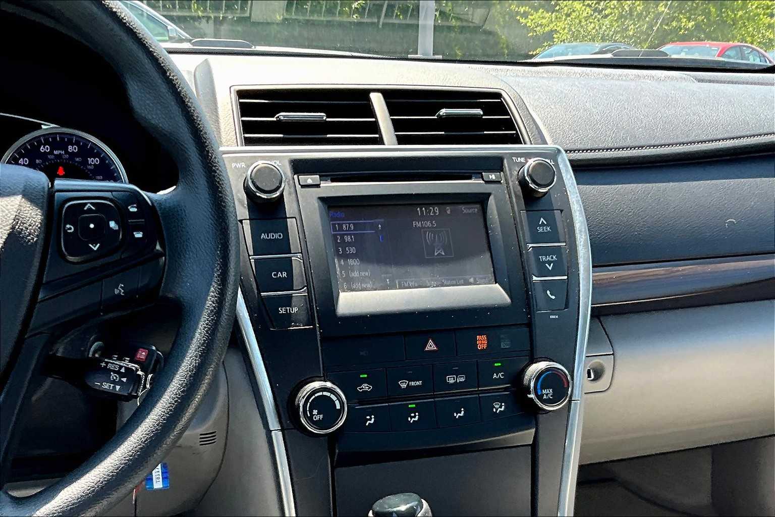 2016 Toyota Camry LE - Photo 18