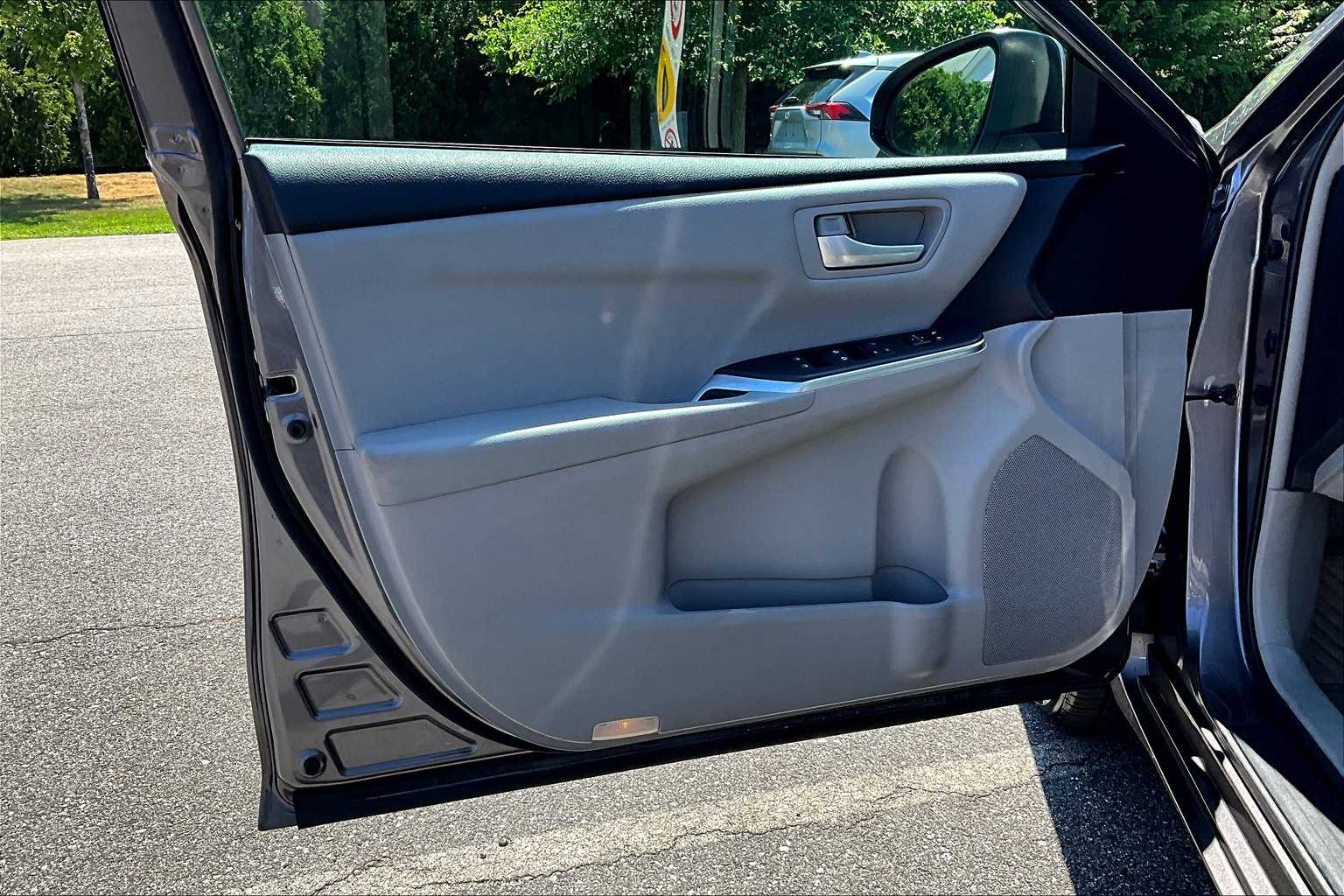 2016 Toyota Camry LE - Photo 9