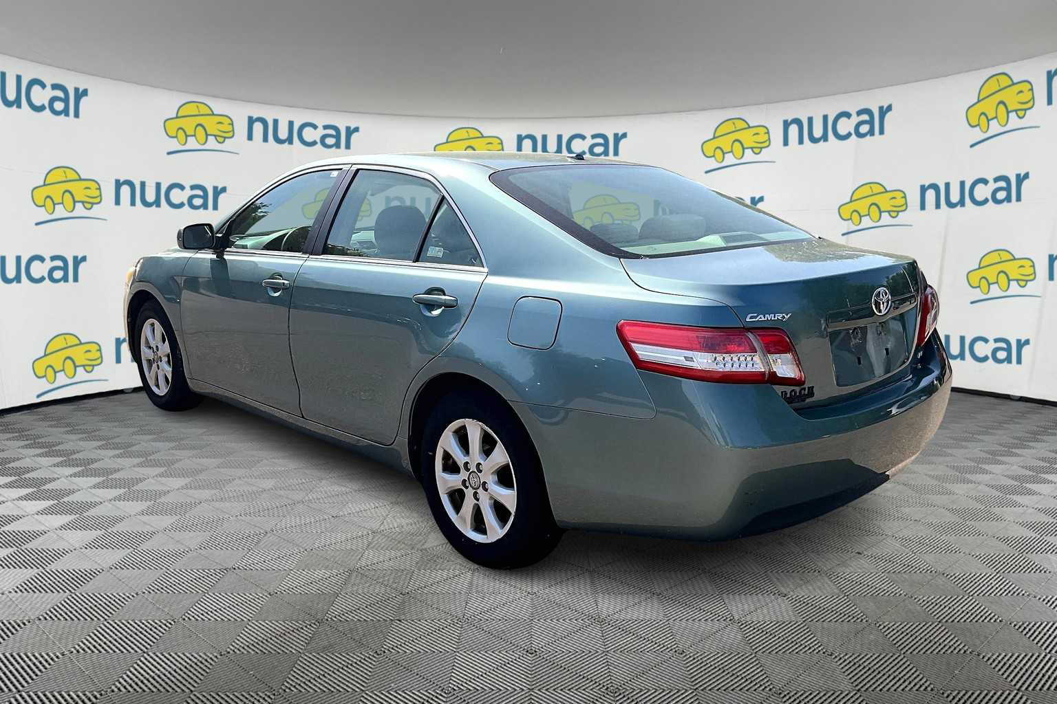 2011 Toyota Camry LE - Photo 3
