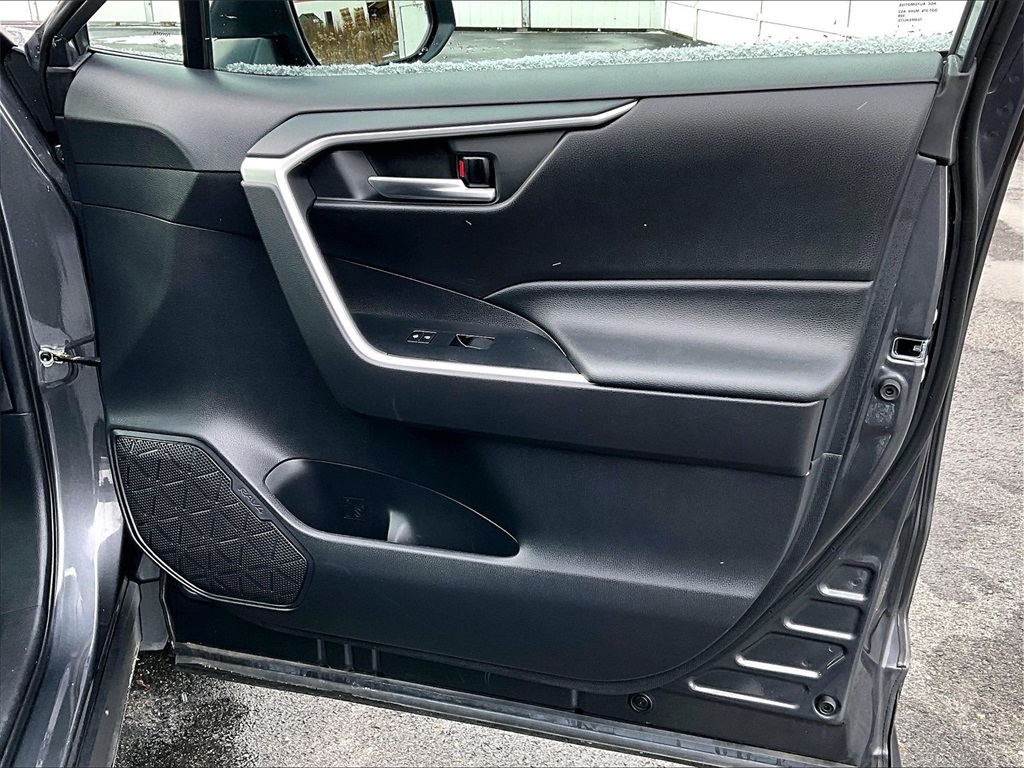 2020 Toyota RAV4 Hybrid XLE - Photo 12