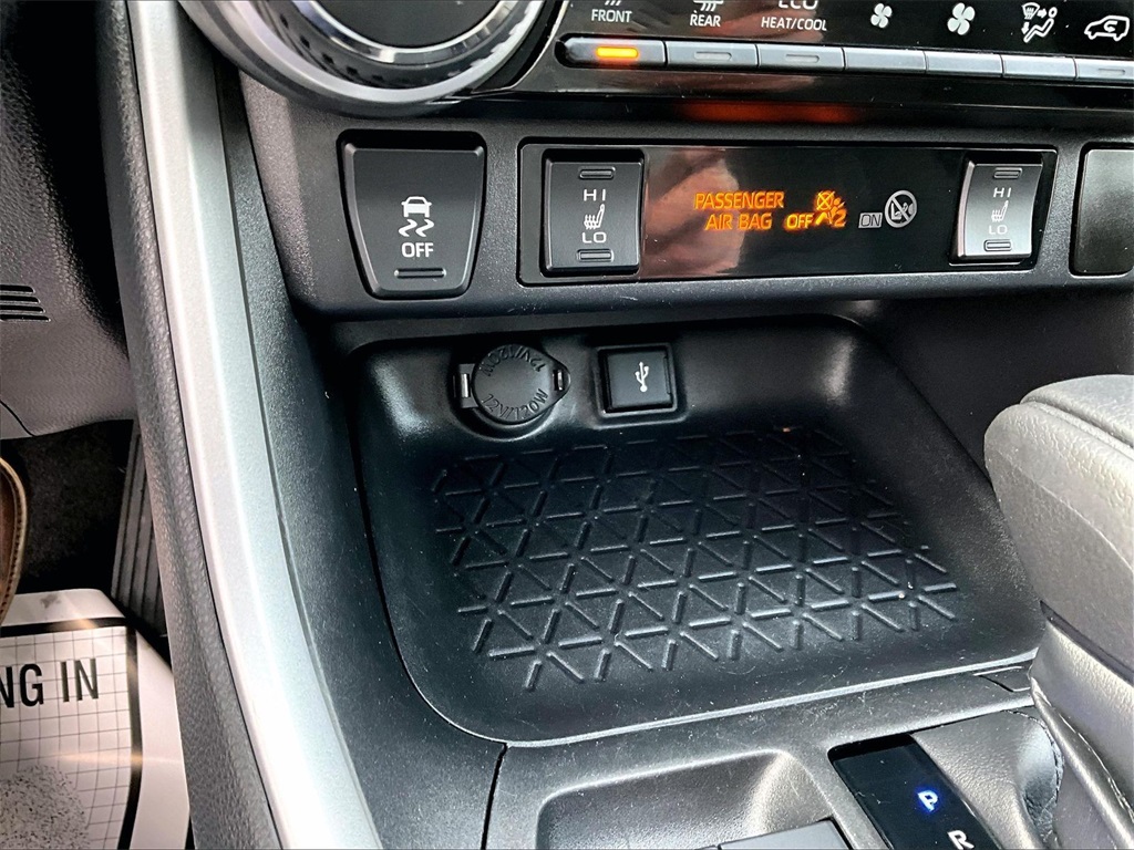 2020 Toyota RAV4 Hybrid XLE - Photo 26