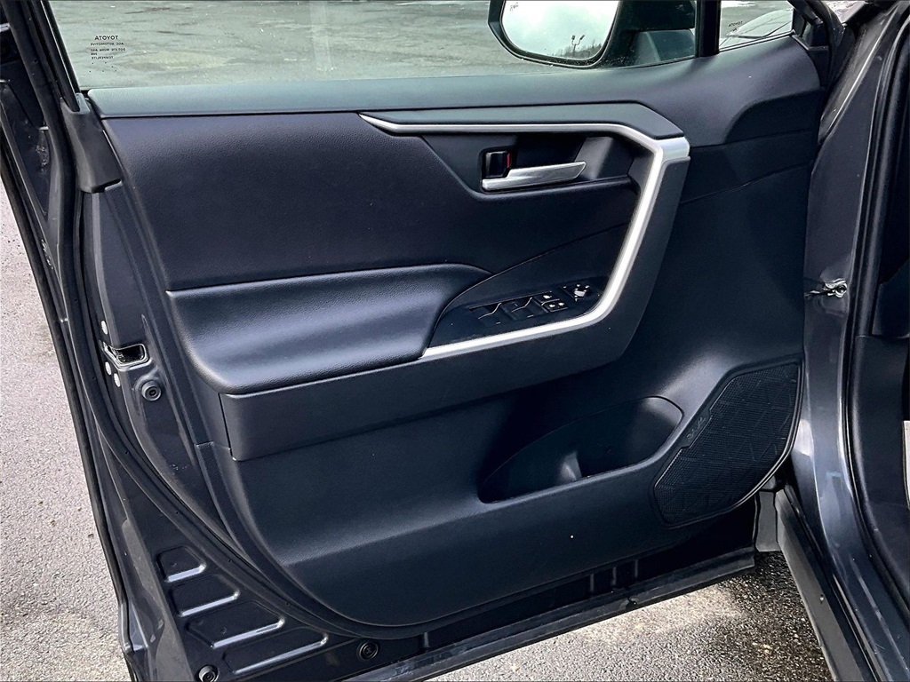 2020 Toyota RAV4 Hybrid XLE - Photo 9