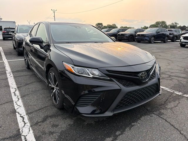 2018 Toyota Camry SE - Photo 1