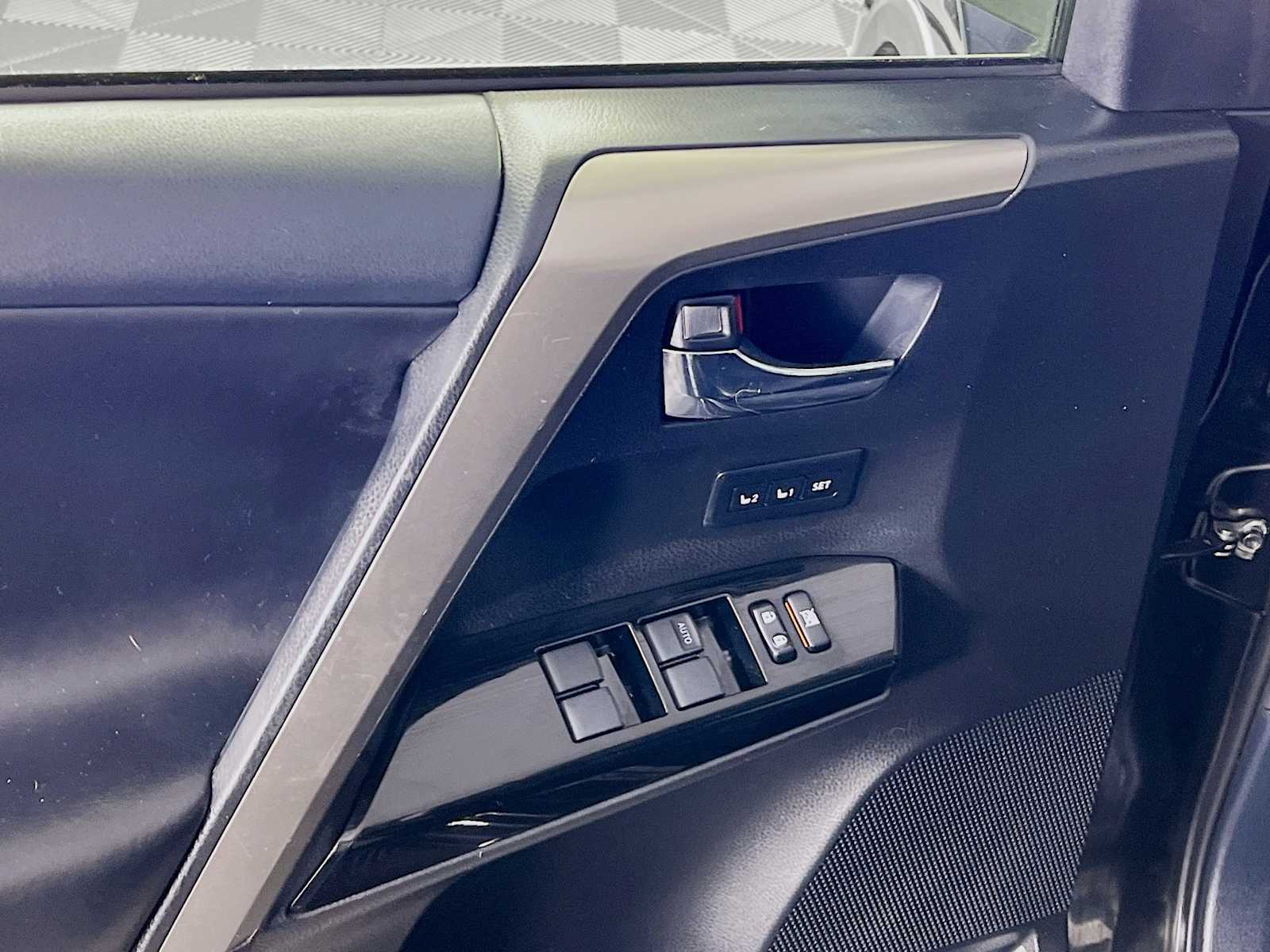 2018 Toyota RAV4 Hybrid Limited - Photo 17
