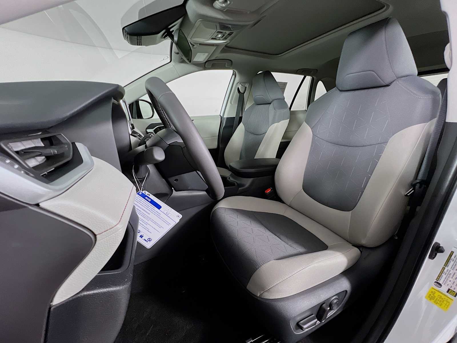2025 Toyota RAV4 XLE - Photo 12